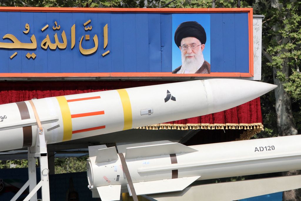 Truk militer Iran membawa bagian-bagian dari rudal Sayad 4-B melewati potret Pemimpin Tertinggi Iran Ayatollah Ali Khamenei selama parade militer sebagai bagian dari upacara memperingati hari tentara tahunan negara itu di Teheran, Iran, 17 April 2024.