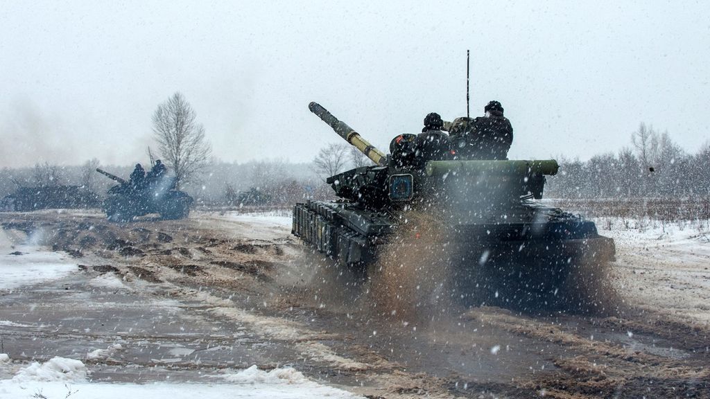 Prajurit Pasukan Militer Ukraina dari brigade mekanis ke-92 menggunakan tank, senjata <i>self-propelled</i> dan kendaraan lapis baja lainnya untuk melakukan latihan tempur di dekat kota Chuguev, wilayah Kharkiv, Ukraina, Kamis (10/2/2022). 