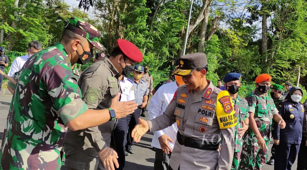 Wakil Kepala Polda Bali Brigadir Jenderal I Ketut Suardana (kanan) menyalami undangan yang mengikuti apel gelar pasukan Operasi Gapura Agung V 2022 dalam rangka pengamanan kegiatan 3rd FCBD dan 3rd FMCBG G20 di The Nusa Dua, kawasan ITDC Nusa Dua, Badung, Selasa (12/7/2022).