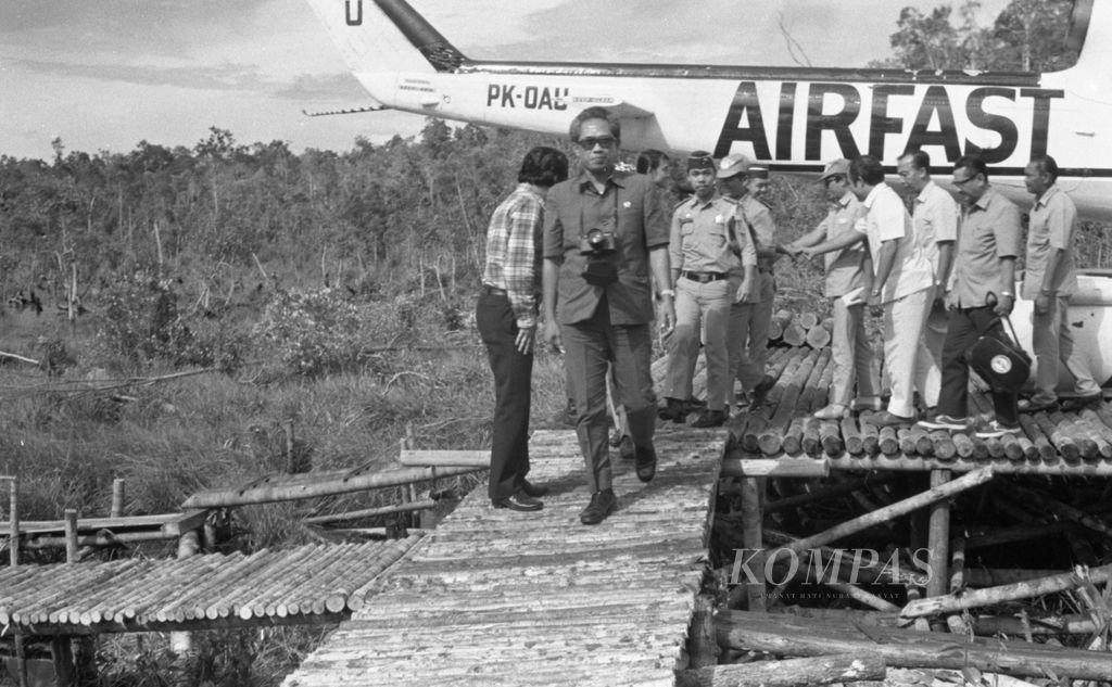 Menteri Tenaga Kerja, Transmigrasi, dan Koperasi Subroto bersama empat Dirjennya serta seorang Staf Bappenas mengunjungi ke seluruh provinsi di Kalimantan 26 Juni – 6 Juli 1974