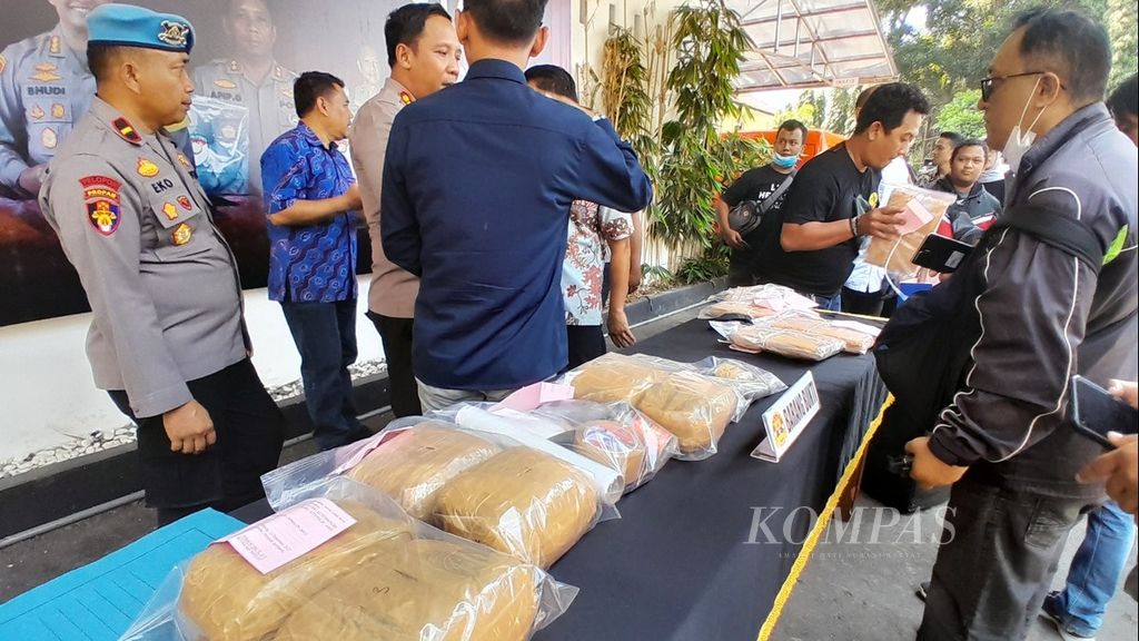 Barang bukti 11 kilogram ganja yang berhasil diungkap Polresta Malang Kota, Jawa Timur, dan tengah dirilis, Jumat (22/12/2023).