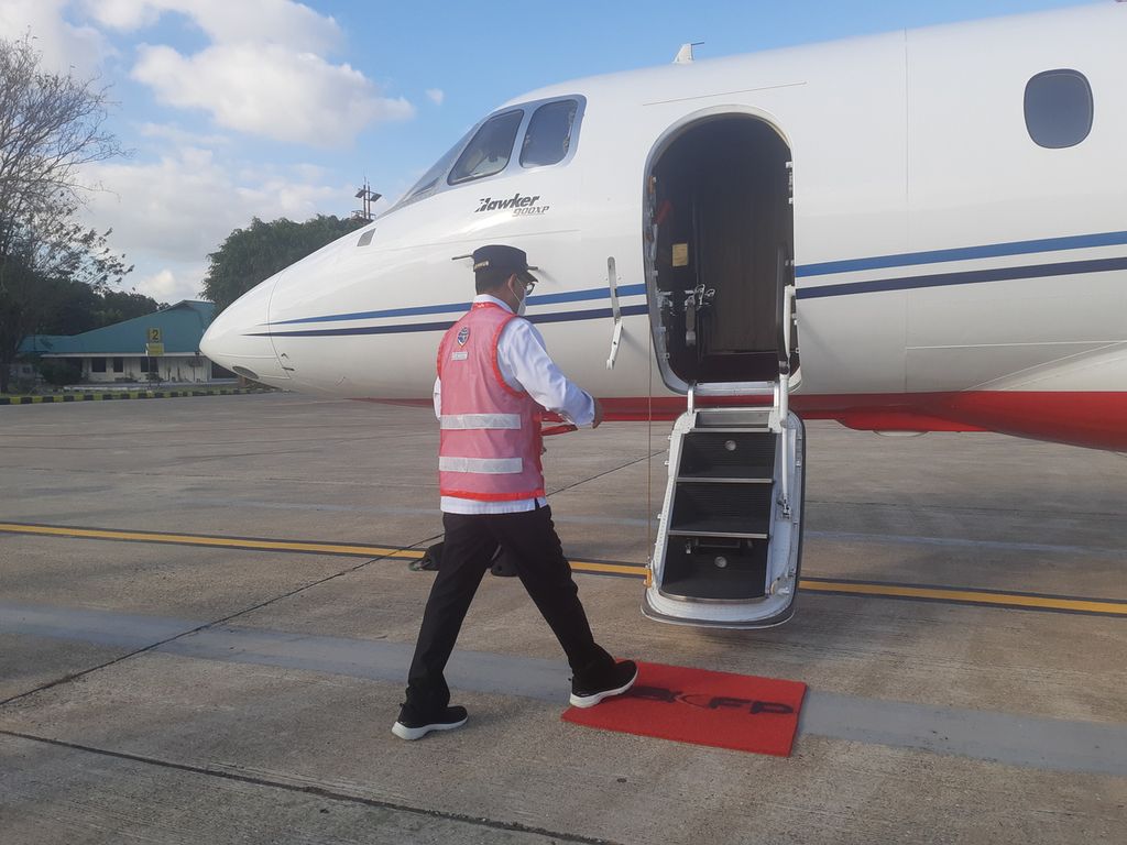 Menteri Perhubungan Budi Karya Sumadi hendak menaiki tangga pesawat di Bandar Udara Eltari, Kota Kupang, NTT, pada Rabu (20/7/2022). Selanjutnya, ia bersama rombongan terbang ke perbatasan Indonesia dan Timor Leste di Kabupaten Belu. 