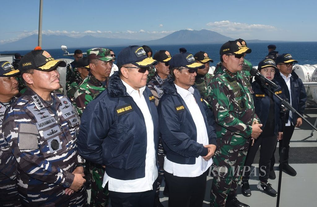 Panglima TNI Laksamana Yudo Margono melakukan jumpa pers di atas KRI dr Radjiman Wedyodiningrat -992 saat berlangsung Operasi Laut Gabungan Pada Latihan Gabungan TNI di Perairan Laut Jawa, Situbondo, Senin (31/7/2023). 
