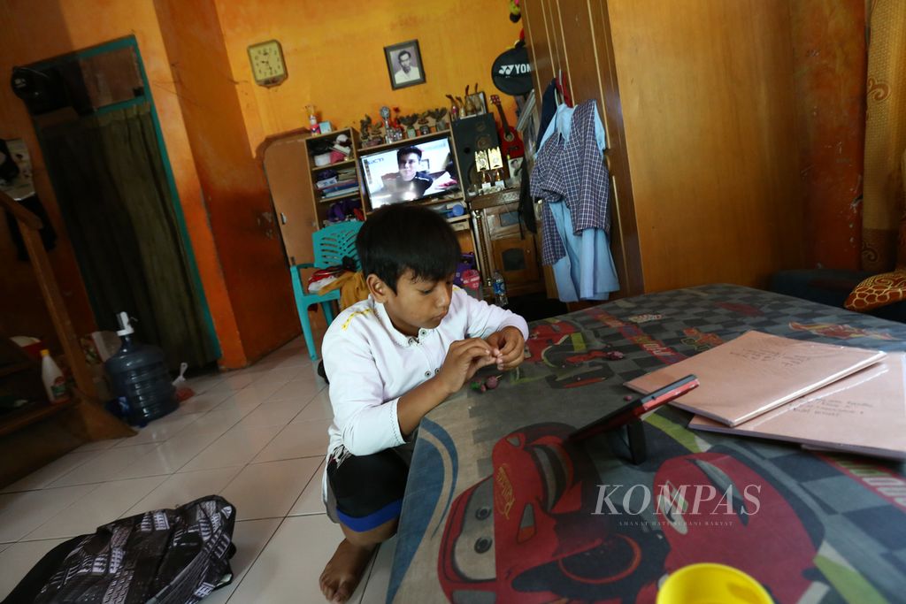 Alif, siswa kelas VI SD Negeri 1 Tangerang, menyelesaikan tugas keterampilan membuat patung dalam pembelajaran jarak jauh atau PJJ di rumahnya di kawasan Buaran Indah, Kota Tangerang, Banten, Jumat (17/7/2020). Pembelajaran jarak jauh masih terus berlangsung selama masa pandemi Covid-19. 