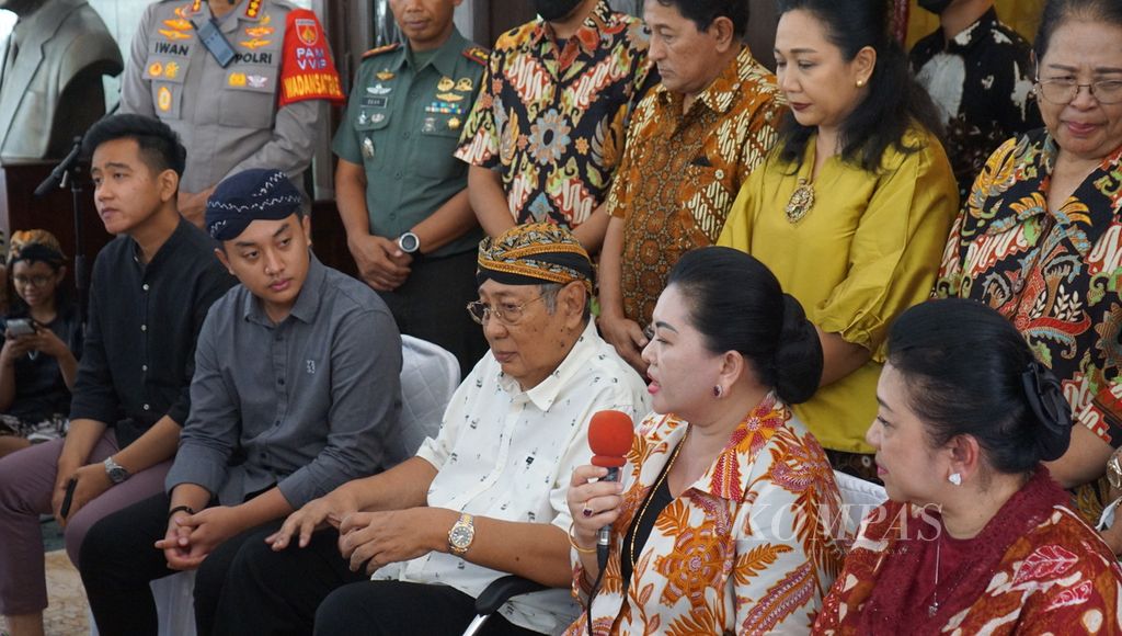 Raja Keraton Surakarta Pakubowono XIII (ketiga dari kanan) bersama dengan kerabat keraton lainnya seusai menerima jamuan makan siang dari Wali Kota Surakarta Gibran Rakabuming Raka di Loji Gandrung, Kota Surakarta, Jawa Tengah, Rabu (4/1/2022). Turut hadir dalam pertemuan itu permaisuri raja GKR Pakubowono (kedua dari kanan), adik kandung raja GKR Wandansari (kanan), dan putra mahkota, yakni KGPAA Sudibyo Rojo Putro Narendro Ing Mataram, atau KGPH Purbaya (kedua dari kiri). Dalam pertemuan itu, kerabat keraton yang sebelumnya saling berseberangan memutuskan untuk bersatu. 