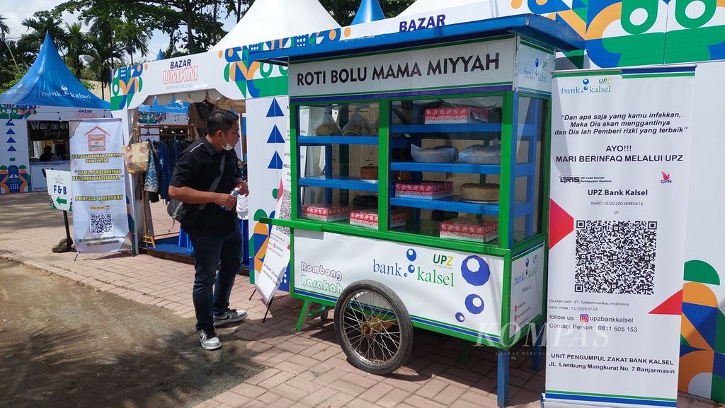 Pengunjung berbelanja di salah satu gerai yang ada di Bazar UMKM Bank Kalsel di Kota Banjarmasin, Kalimantan Selatan, Rabu (9/11/2022).
