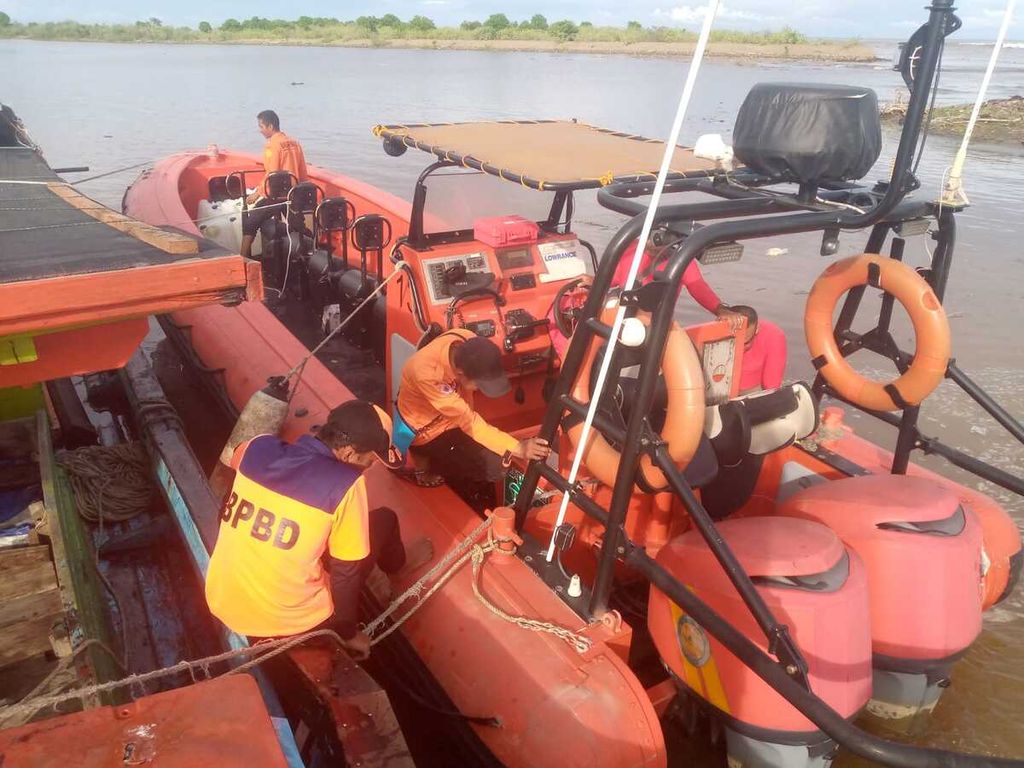 Tim SAR gabungan bersiap mencari dua nelayan yang tenggelam akibat cuaca buruk pekan lalu di Nagari Muaro Gadang Air Haji, Kecamatan Linggo Sari Baganti, Pesisir Selatan, Sumatera Barat, Kamis (20/7/2023) pagi.