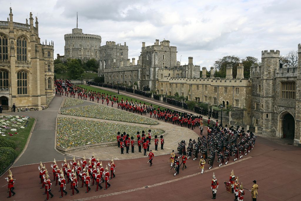 Iring-iringan pasukan pengantar peti jenazah Ratu Elizabeth II memasuki Kastel Windsor di Windsor, Inggris, Senin (19/9/2022), untuk pemakaman Ratu di Kapel St George di kompleks tersebut.