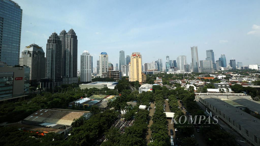 Jakarta\'s city landscape with skyscrapers in view from Sudirman\'s integrated business center (SCBD), Jakarta, Wednesday (11/4). The Asian Development Bank expects Indonesia\'s economy to grow by 5.3 percent this year and next year.