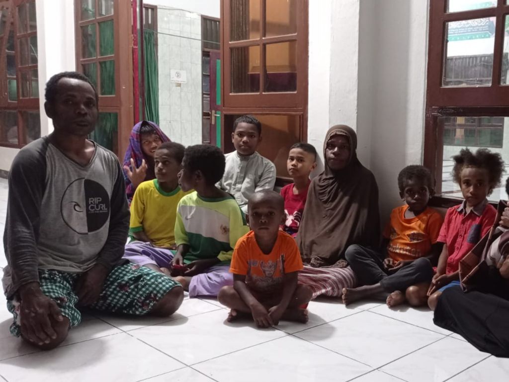 Para korban banjir yang mengungsi ke di Masjid Babul Jannah, Distrik Sorong Manoi, Kota Sorong, Papua Barat, Rabu (24/8/2022).