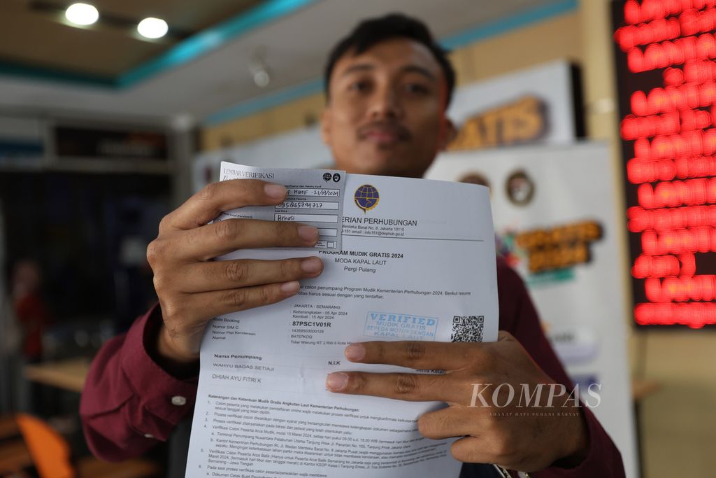 Peserta mudik gratis memperlihatkan lembar yang telah diverifikasi petugas di kantor Kementerian Perhubungan, Jakarta, Kamis (21/3/2024).