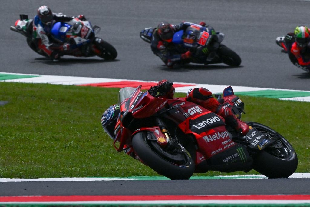 Pebalap tim Ducati Francesco Bagnaia memimpin balapan sprint pada MotoGP MotoGP seri Italia di Sirkuit Mugello, Scarperia, Italia, Sabtu (10/6/2023) Bagnaia menjadi pemenang pada lomba itu.