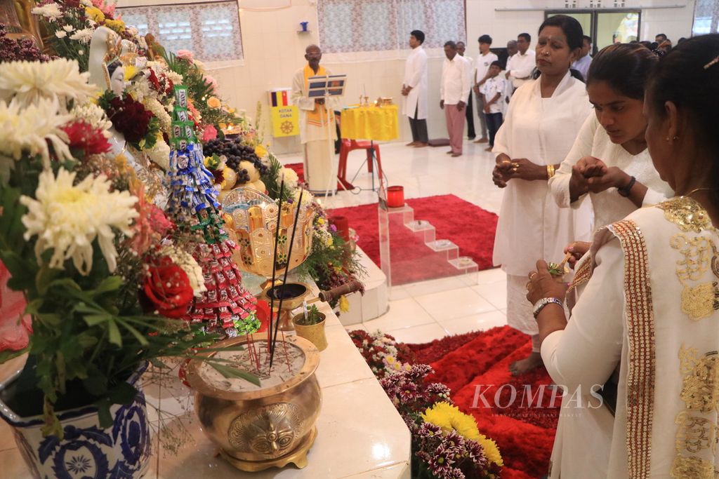 Umat Buddha dari etnis Tamil merayakan Waisak di Vihara Bodhi Gaya di Medan, Sumatera Utara, Minggu (4/6/2023). Perayaan Waisak oleh umat Buddha dari etnis Tamil mengukuhkan keberagaman dan toleransi di Tanah Air.