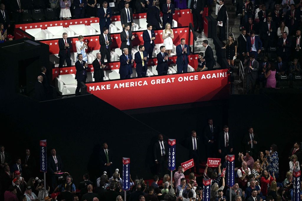 Barisan pengawal memisahkan Donald Trump di panggung dengan peserta Konvensi Nasional Partai Republik, Selasa (16/7/2024), di Milwaukee, Wisconsin. Setelah penembakan di Pennsylvania, Trump tidak lagi bersentuhan dengan kumpulan massa.