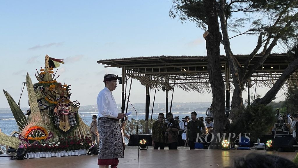 Menteri Koordinator Bidang Kemaritiman dan Investasi Luhut Binsar Pandjaitan memberikan sambutan di tengah upacara Sagara Kerthi yang berlangsung di kawasan Kura-kura, Denpasar, Bali, Sabtu (18/5/2024).