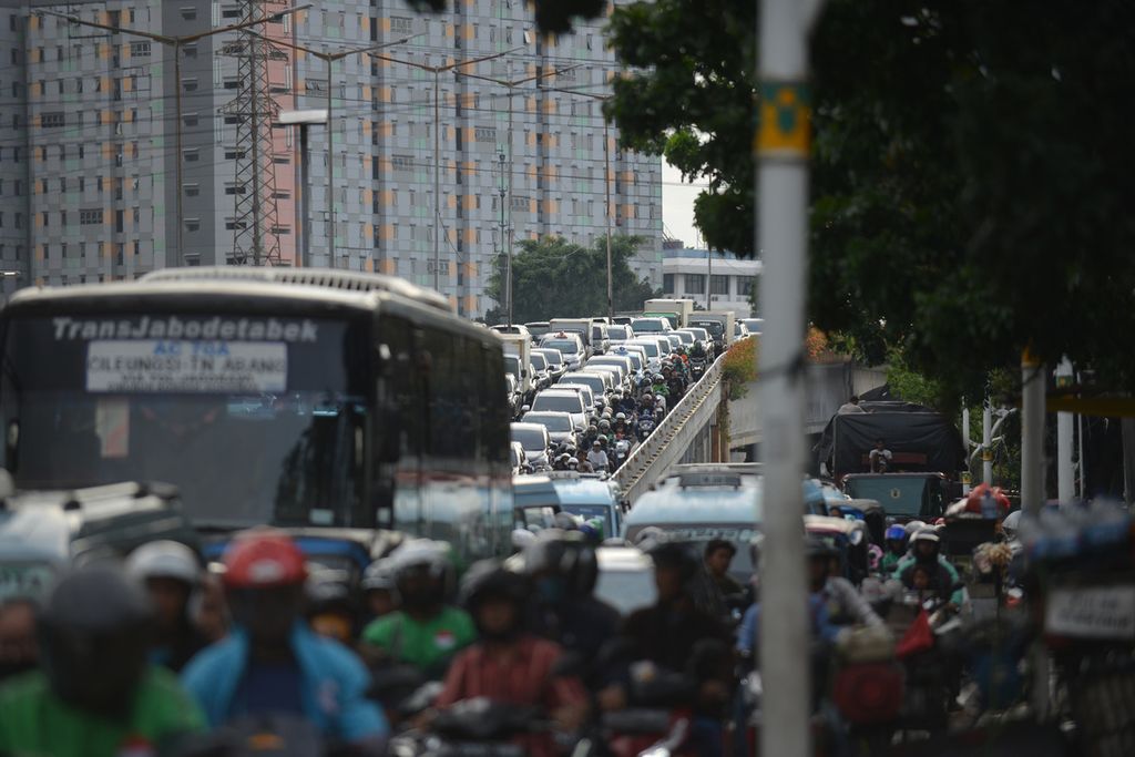 Kemacetan lalu lintas terjadi di Jalan Jati Baru Raya, Jakarta Pusat, Rabu (14/12/2022).