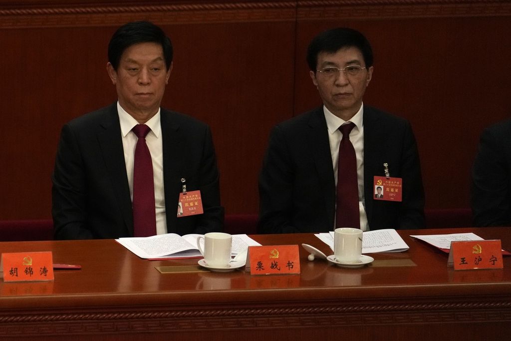 Li Zhanshu (kiri) dan Wang Huning menghadiri upacara penutupan Kongres Nasional China Ke-20 di Aula Besar Rakyat di Beijing, 22 Oktober 2022.  