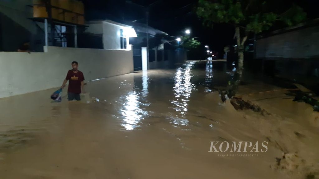 Warga menyelamatkan diri setelah banjir bercampur lumpur menerjang wilayah Kendari, Sulawesi Tenggara, Kamis (7/3/2024) dini hari. Ribuan rumah terdampak banjir yang berulang ini.