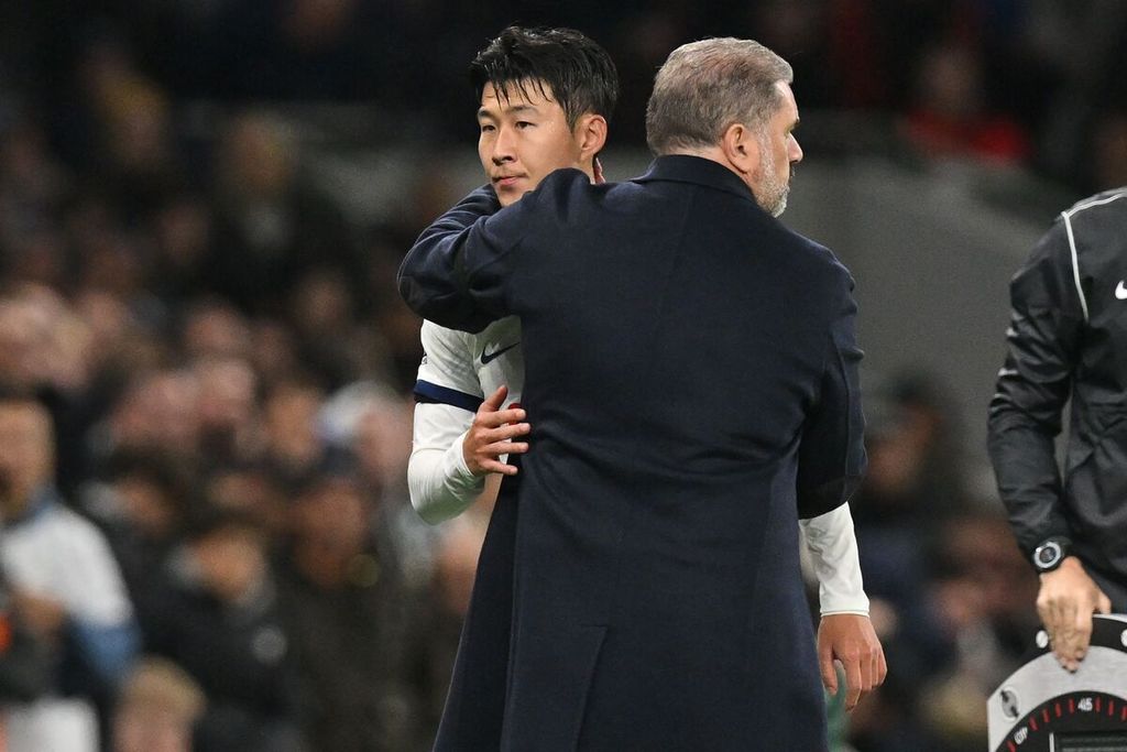 Pelatih Tottenham Hotspur Ange Postecoglou (kanan) memeluk pemainnya, Son Heung-min (kiri), saat meninggalkan lapangan saat melawan Fulham pada laga Liga Inggris di Stadion Tottenham Hotspur, London, 23 Oktober 2023. 