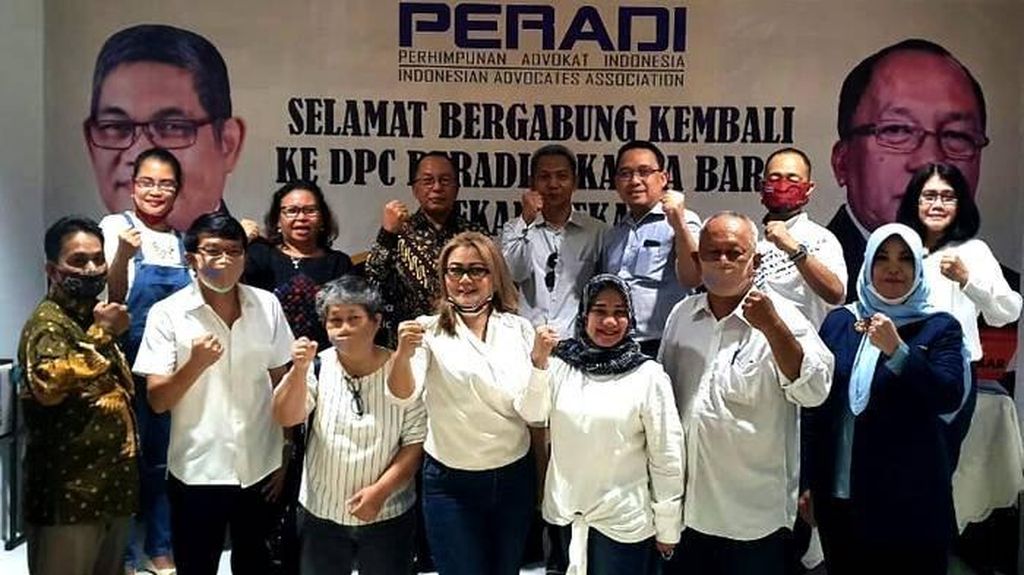 Belasan advokat, yang dipimpin advokat Nur Setia Alam Prawiranegara tahun 2020 bergabung kembali ke DPN Peradi yang dipimpin Fauzi Hasibuan.