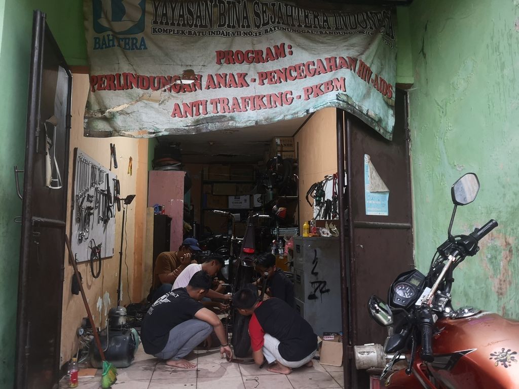 Children who are facing legal problems undergo rehabilitation at the Bahtera Foundation safe house, Bandung City, West Java, Wednesday (18/1/2023). In addition to receiving counseling, they also received skill training to become motorbike mechanics.
