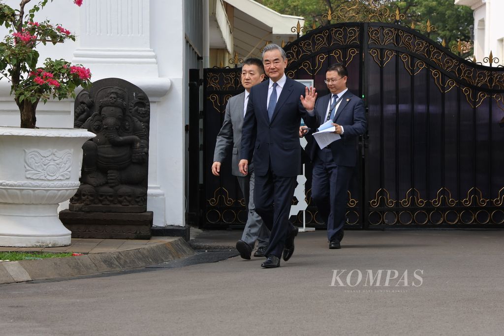 Chinese Foreign Minister Wang Yi waves goodbye after meeting with President Joko Widodo at Merdeka Palace, Jakarta, on Thursday (18/4/2024).