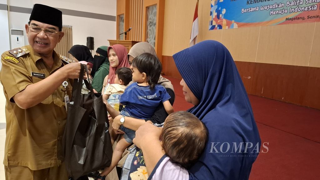 Wakil Wali Kota Magelang KH Mansyur menyerahkan bantuan pangan segar untuk keluarga rentan <i>stunting</i> di Magelang, Senin (10/6/2024). Bantuan itu diberikan di sela-sela acara Diseminasi Program Ceting Emas Tahap II yang bekerja sama dengan Yayasan Dana Kemanusiaan Kompas.