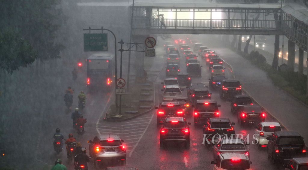 Hujan deras mengguyur Jalan Jenderal Sudirman di kawasan Semanggi, Jakarta, Jumat (12/11/2021). 