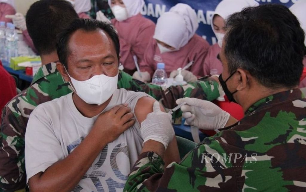 Pelaksanaan serbuan vaksinasi di Gedung Olahraga Ki Mageti, Magetan, Jawa Timur, Minggu (12/9/2021). Serbuan vaksinasi bertujuan mempercepat perluasan cakupan vaksinasi Covid-19 di Magetan yang masih rendah.