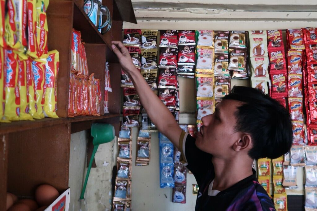 Kurnaedi alias Edi menunjukkan kesehariannya bekerja sebagai penjual di warung makan Indomie atau warmindo di Kemanggisan, Palmerah, Jakarta Barat, Kamis (28/10/2021). Berasal dari Desa Padarama, Ciawigebang, Kuningan, Jawa Barat, Edi adalah perantau di Jakarta sejak tahun 2014.