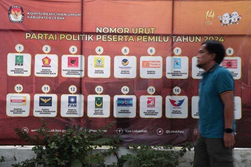 Baliho daftar partai politik peserta Pemilu 2024 beserta nomor urutnya dipasang di depan kantor KPU Kabupaten Lebak, Banten, Minggu (17/9/2023).