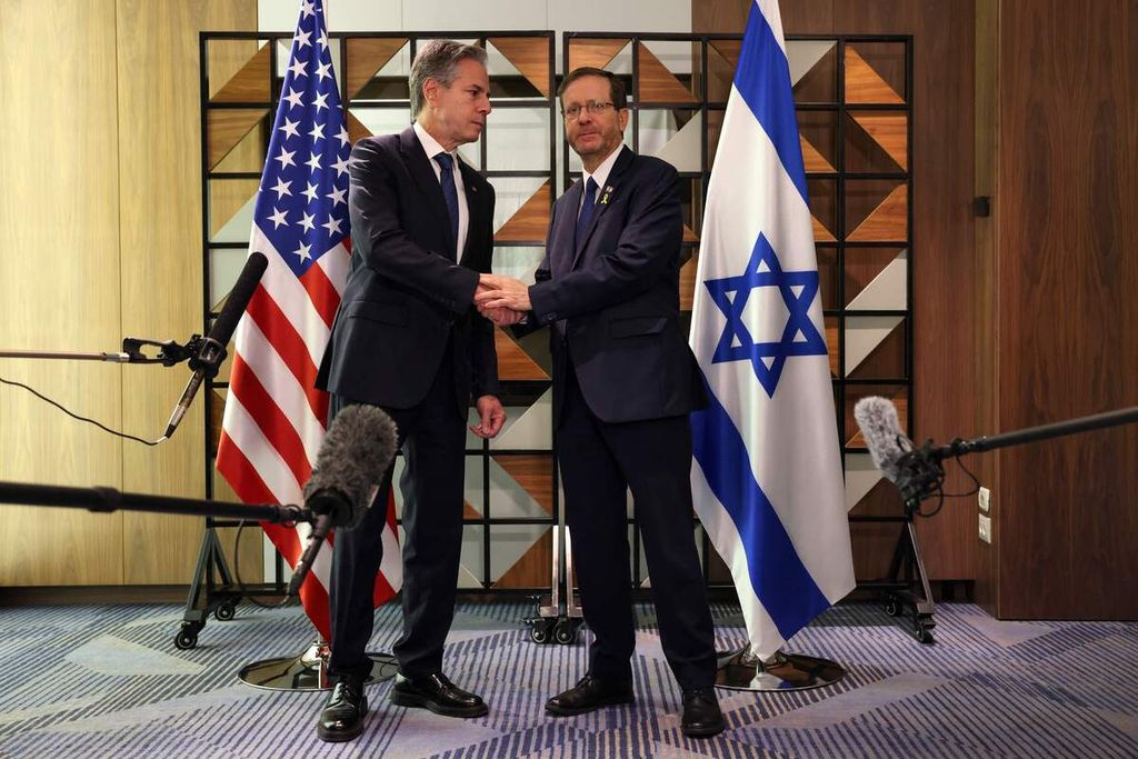 Presiden Israel Isaac Herzog menerima Menteri Luar Negeri Amerika Serikat Antony Blinken (kiri) di Tel Aviv pada Senin (19/8/2024).