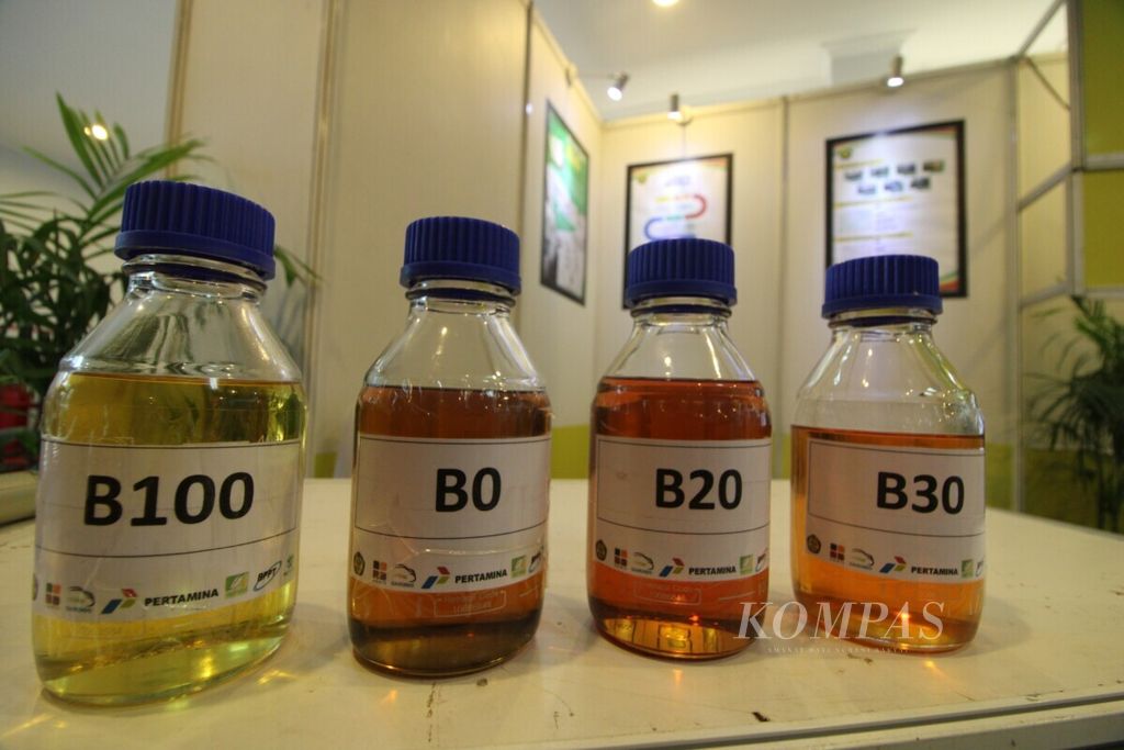 Perbandingan biodiesel B30 (kanan) dengan B20, B0 (solar), dan B100 (bahan bakar nabati murni).