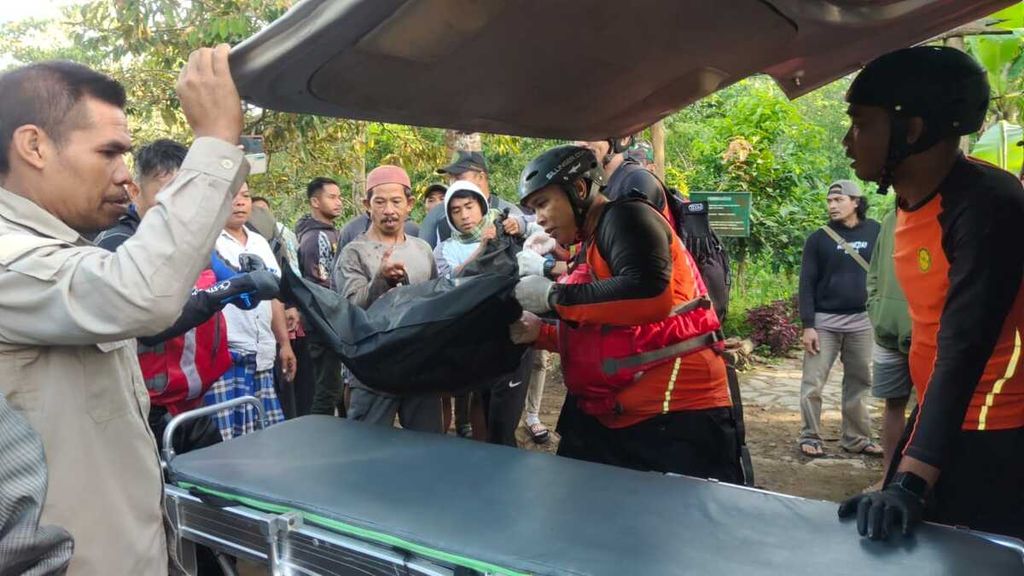 Proses evakuasi jenazah wisatawan yang terseret air bah di Air Terjun Segenter, Lombok Barat, Nusa Tenggara Barat, Senin (23/1/2023) pagi.