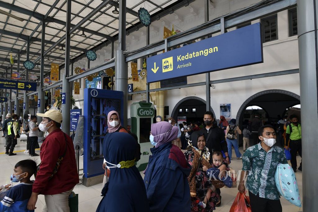 Penumpang kereta api jarak jauh yang tiba di Stasiun Pasar Senen, Jakarta, meninggalkan pintu kedatangan penumpang, Selasa (25/4/2023). 