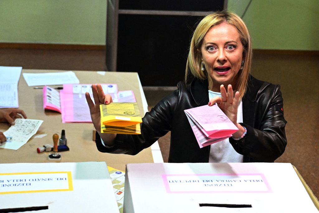 Pemimpin partai ekstrem kanan Italia, Saudara Italia, Giorgia Meloni memberikan suara dalam pemilu Italia, Minggu (25/9/2022). Partai Saudara Italia dan mitra koalisinya ditaksir meraih 43 persen suara atau paling banyak.