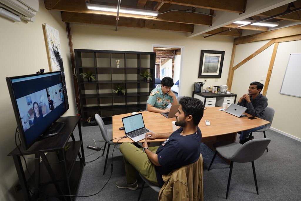 Ankur Dahiya (bawah), CEO RunX, sebuah perusahan teknologi, tengah melakukan rapat hybrid bersama dua rekannya di sebuah ruang kantor sewaan di San Francisco, 27 Agustus 2021. (AP Photo/Eric Risberg)