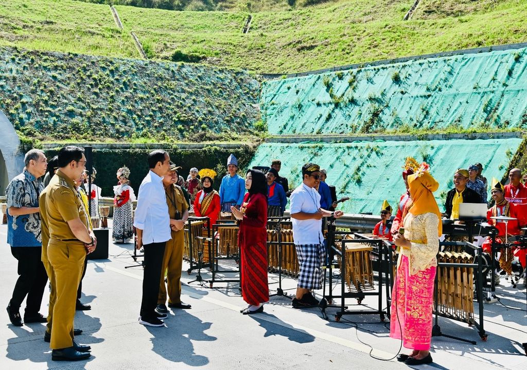 Alunan musik angklung yang dimainkan orkestra bernama Ensemble Insan Sejahtera menyambut kedatangan Presiden Joko Widodo di tempat peresmian Jalan Tol Cileunyi-Sumedang-Dawuan atau Cisumdawu di Kabupaten Sumedang, Provinsi Jawa Barat, Selasa (11/7/2023).