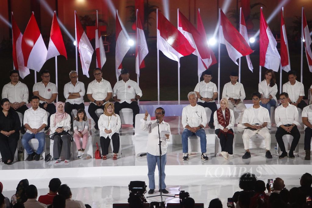 Ganjar Pranowo berpidato saat pendeklarasian dirinya dan Mahfud MD sebagai bakal calon presiden dan calon wakil presiden Mahfud MD di Gedung Arsip Nasional, Jakarta, Rabu (18/10/2023). 