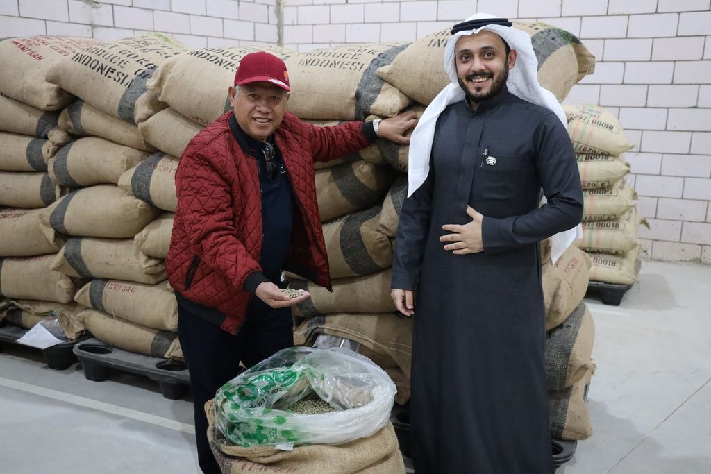 Duta Besar Indonesia untuk Arab Saudi Abdul Aziz Ahmad (kiri) bersama seorang pengusaha Arab Saudi melihat biji kopi Indonesia yang diimpor oleh salah satu perusahaan Arab Saudi di Riyadh, Arab Saudi, Jumat (21/1/2022).