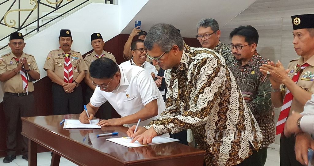 Kepala Staf Kepresidenan Moeldoko dan FAO Representative Indonesia and Timor Leste Rajendra K Aryal menandatangani Technical Cooperation Program untuk mendorong petani muda di Kantor KSP, Gedung Bina Graha, Kompleks Istana Kepresidenan, Jakarta, Senin (15/1/2024).