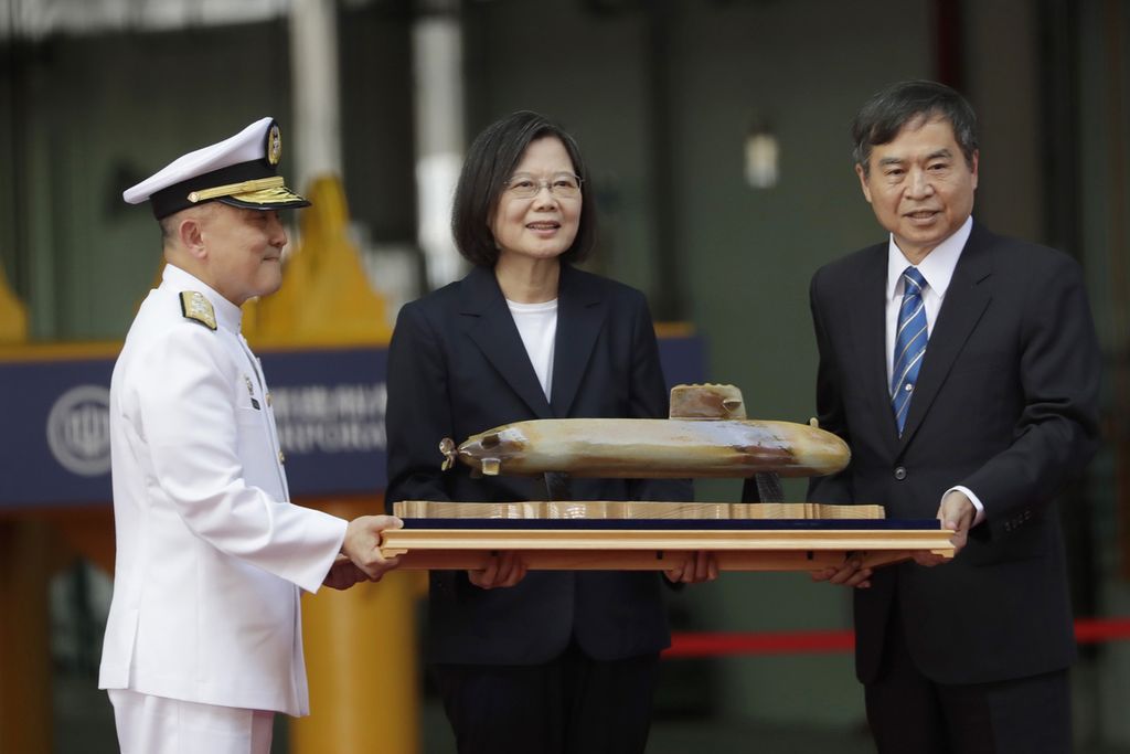 Presiden Taiwan Tsai Ing-wen (tengah) berfoto bersama prototipe kapal selam saat upacara peluncuran kapal selam pertama buatan dalam negeri di galangan kapal CSBC Corp di Kaohsiung, Taiwan selatan, 28 September 2023. 