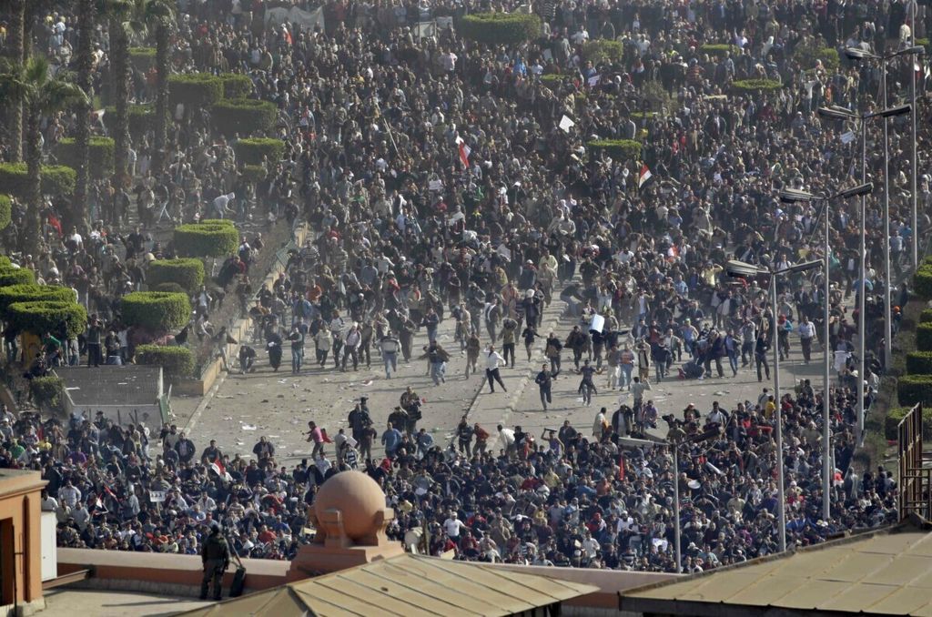 Suasana saat kelompok pengunjuk rasa pro-pemerintah bentrok dengan kelompok massa anti-pemerintah, di Kairo, Mesir, 2 Februari 2011. Gejolak di Mesir dan beberapa negara di Timur Tengah melawan penguasa yang otoriter pada tahun tersebut dikenal dengan Arab Spring. 