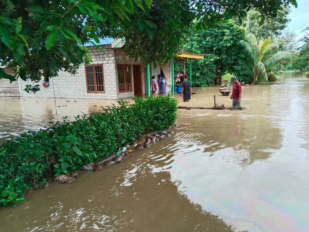 Kondisi terkini genangan air seusai banjir melanda Desa Grandeng, Buru, Maluku, Sabtu (6/7/2024). 