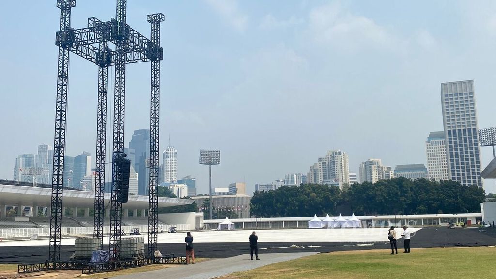 Beberapa panitia gladi resik dengan mengelilingi Stadion Madya pada Senin (2/9/2024).