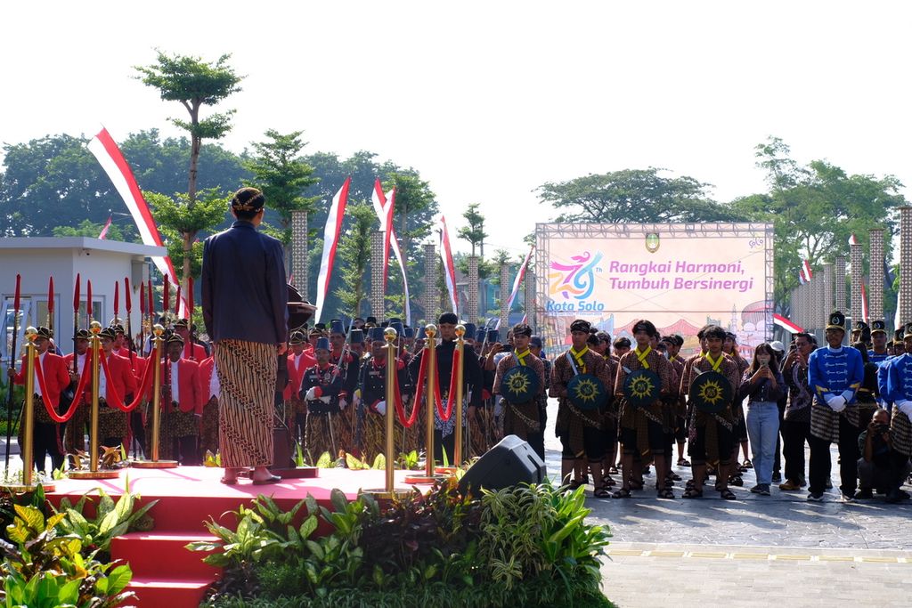 Para peserta mengikuti upacara Hari Jadi Ke-279 Kota Surakarta di Taman Balekambang, Kota Surakarta, Jawa Tengah, Sabtu (17/2/2024). Semua peserta dalam upacara  yang bertema budaya itu mengenakan pakaian adat. Pemimpin upacaranya ialah Kanjeng Gusti Pangeran Adipati Aryo Mangkunegara X, yang juga menjabat sebagai pemimpin Pura Mangkunegaran.