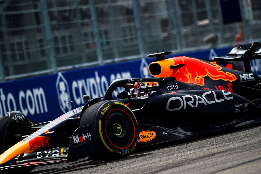 Pebalap Red Bull Max Verstappen beraksi dalam Grand Prix Formula 1 seri Miami di Sirkuit Internasional Miami, Miami Gardens, Florida, AS, Minggu (8/5/2022). 