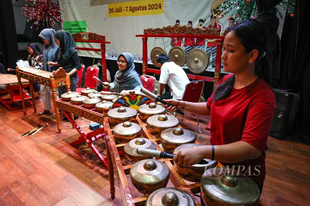 Peserta belajar memainkan kromong dalam pelatihan seni musik Betawi di Gedung Pusat Pelatihan Seni Budaya KH Usman Perak, Jakarta Barat, Selasa (30/7/2024). Pelatihan yang digelar Suku Dinas Kebudayaan Jakarta Barat diikuti oleh 30 peserta dari kalangan pelajar, mahasiswa, dan umum. Selama 10 hari kerja, para peserta belajar memainkan aransemen musik kreasi Betawi menggunakan seperangkat alat musik gambang kromong. 