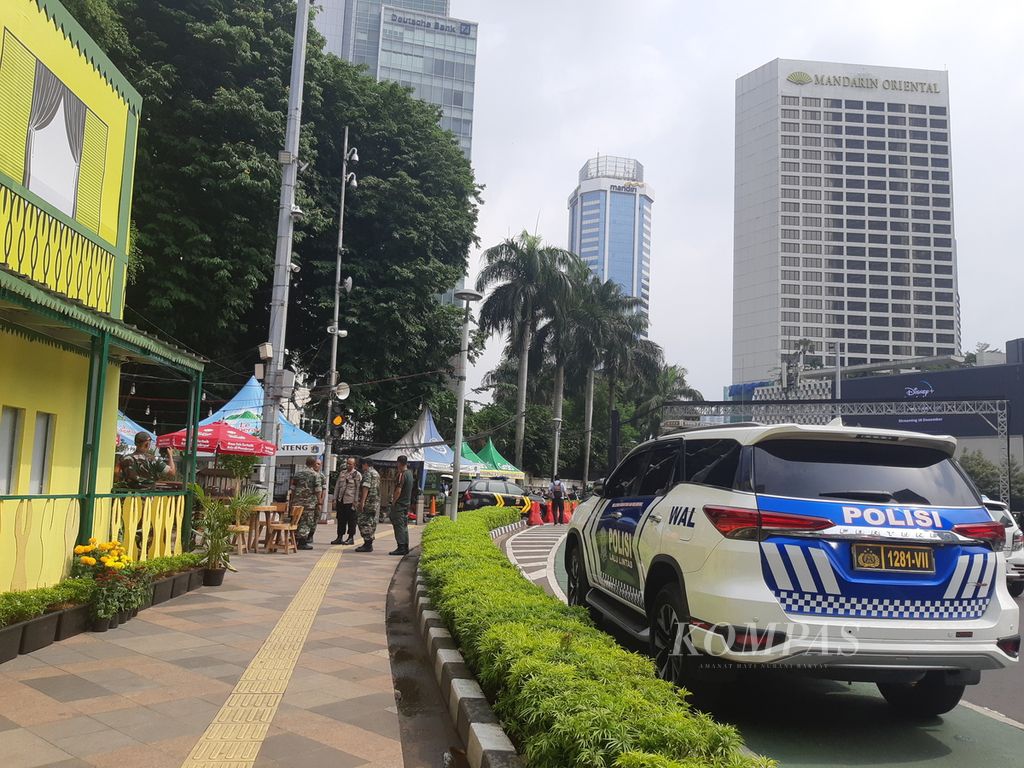 Aparat kepolisian dan TNI memantau kesiapan di posko pengamanan yang berada di dekat Bunderan HI, Jakarta pada Jumat (29/12/2023). Lokasi itu akan menjadi salah satu titik panggung hiburan saat perayaan malam Tahun Baru 2024. 