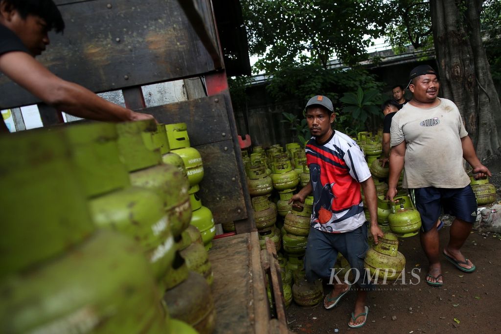 Pekerja memindahkan tabung elpiji 3 kilogram yang telah kosong ke dalam truk di pangkalan elpiji di kawasan Pasar Rebo, Jakarta, Senin (22/4/2024). Mengacu data Badan Pusat Statistik, volume penyaluran elpiji 3 Kg bersubsidi bagi warga miskin ini terus meningkat dari 6,9 juta metrik ton (MT) pada 2019 menjadi 8 juta MT pada 2023.